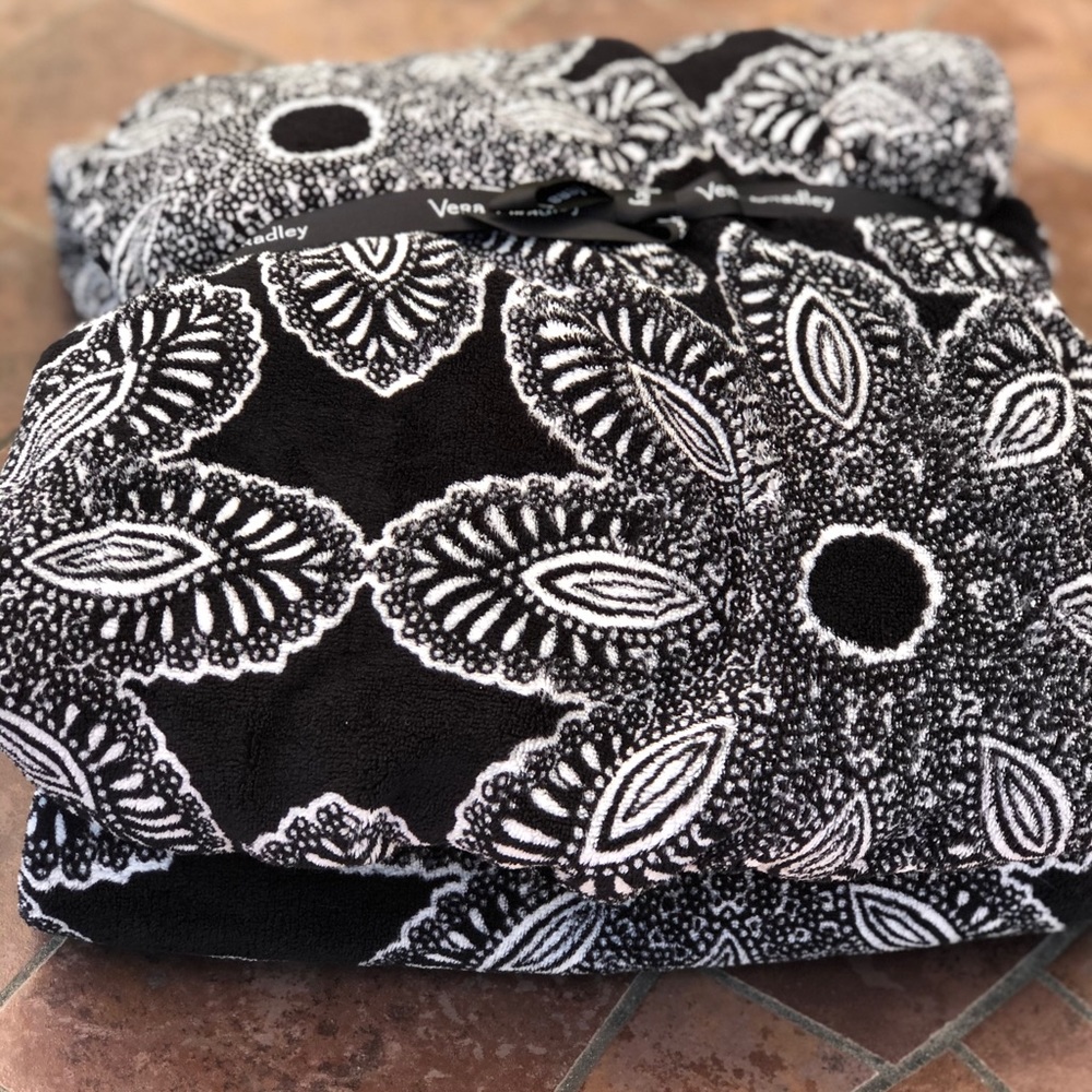 NWT black & white Vera Bradley blanket/throw
